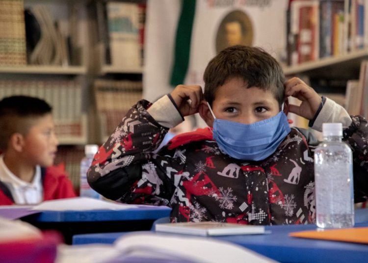 Edomex endurece filtros en escuelas y ordena cubrebocas por brote de sarampión