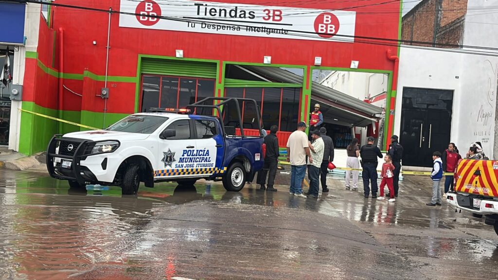 Colapsa techo de tienda 3B en San José de Iturbide por lluvia y granizo; hay 4 heridos